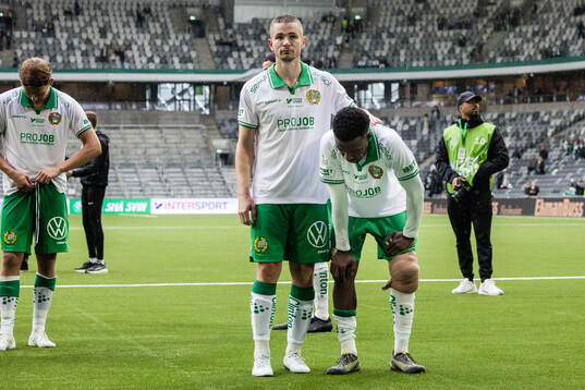 Hammarbys Shaquille Pinas har ont bredvid Oscar Johansson