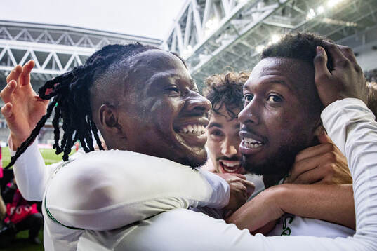 Hammarbys Moise Elohim Victoire Kabore jublar med Shaquille