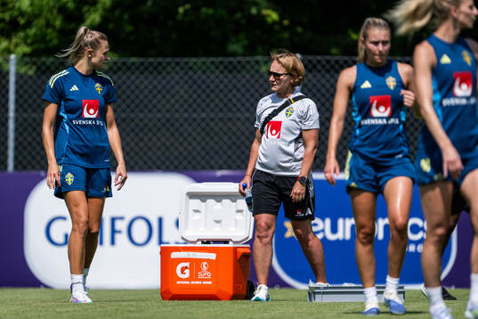 Fridolina Rolfö and Physiotherapist Annika Näsmark of the