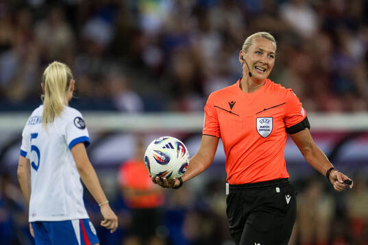 Referee Tess Olofsson