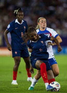 Onema Grace Geyoro of France and Ella Toone of England