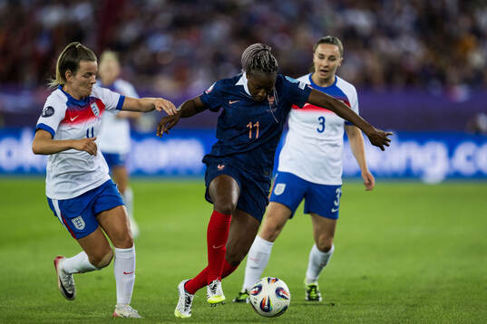 Lauren Hemp of England and Kadidiatou Diani of France