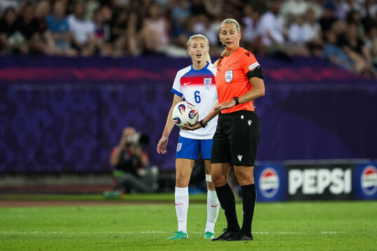 Leah Williamson of England speaks to the referee Tess
