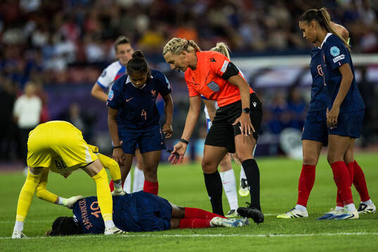 Goalkeeper Pauline Peyraud Magnin, Griedge Mbock and Alice