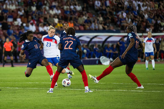 Oriane Jean-Francois of France and Alessia Russo of England