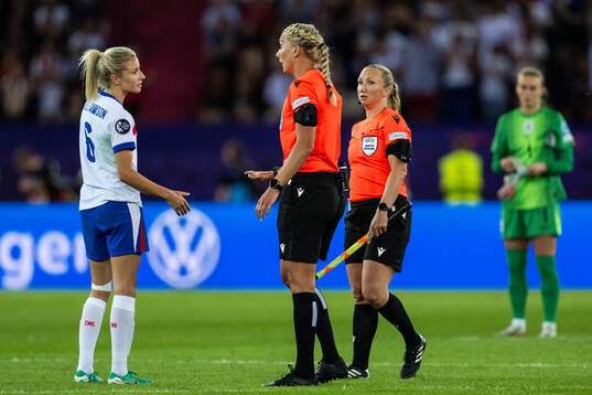 Leah Williamson of England talks to referee Tess Olofsson