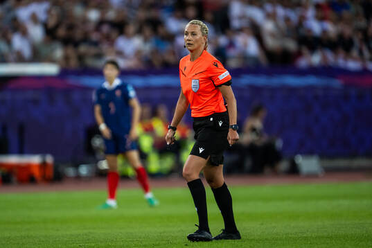 Referee Tess Olofsson