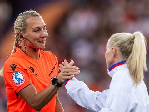 Referee Tess Olofsson