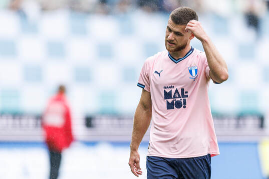 Malmö FFs Gabriel Busanello deppar
