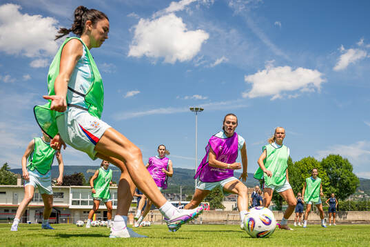 Ingrid Syrstad Engen, Marthine Østenstad and players of