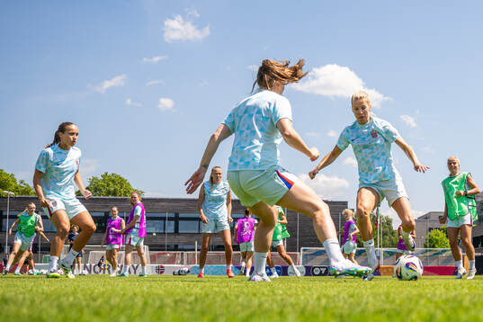 Guro Reiten, Ada Hegerberg and players of the Norwegian