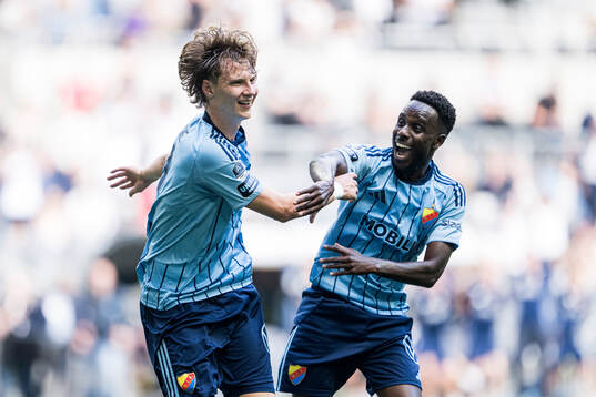 Djurgårdens August Priske Flyger och Tokmac Nguen jublar