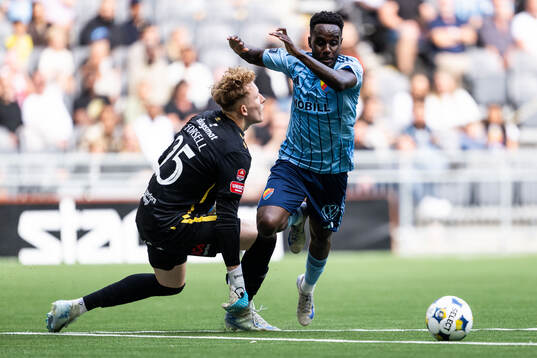 Degerfors målvakt Rasmus Forsell och Djurgårdens Tokmac