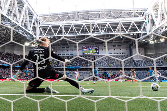 Djurgårdens Tokmac Nguen gör 5-1 bakom Degerfors målvakt