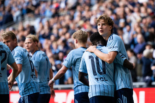 Djurgårdens August Priske Flyger jublar med Tokmac Nguen