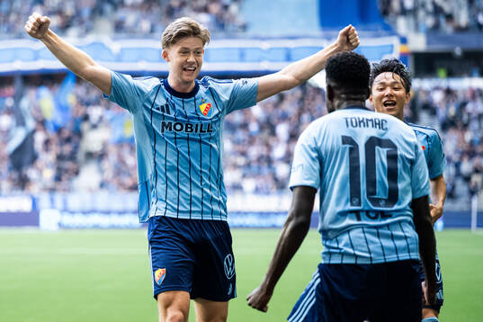 Djurgårdens Tokmac Nguen jublar med Patric Åslund och