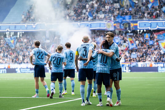 Djurgårdens Tokmac Nguen jublar med Miro Tenho