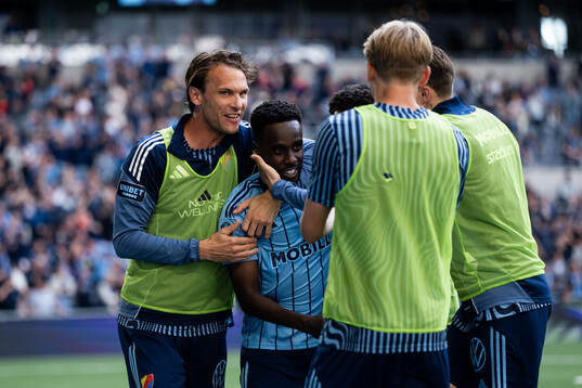 Djurgårdens Tokmac Nguen jublar med Albin Ekdal