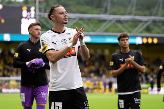 Häckens Amor Layouni jublar