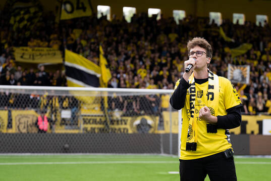 Artisten Adam Englund sjunger