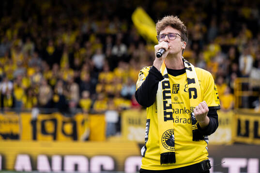 Artisten Adam Englund sjunger