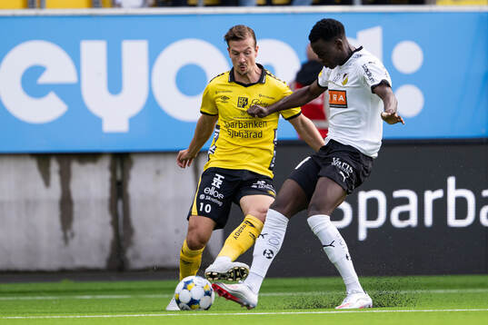 Elfsborgs Simon Olsson och Häckens John Paul Dembe