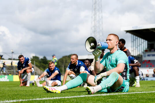 Halmstads målvakt Tim Erlandsson jublar