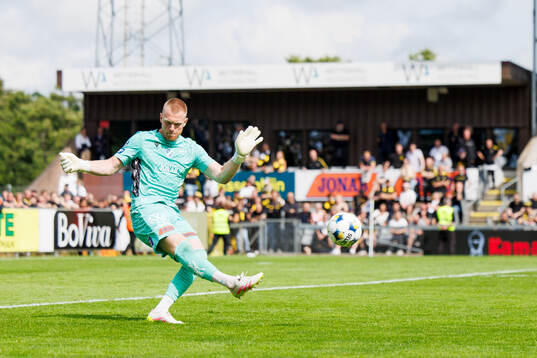 uHalmstads målvakt Tim Erlandsson nder fotbollsmatchen i