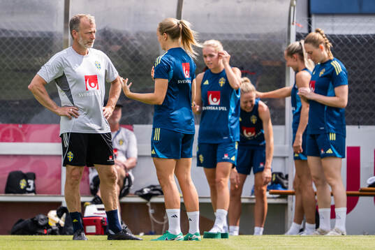 Performance manager Pontus Ekblom and Magdalena Eriksson of