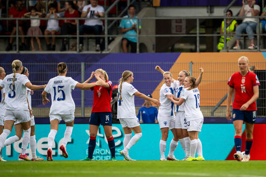 Oona Sevenius of Finland celebrates