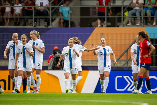 Oona Sevenius of Finland celebrates