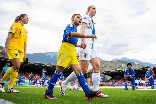 Goalkeeper Anna Koivunen and Linda Sällström of Finland