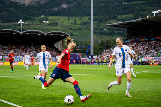 Caroline Graham Hansen of Norway and Joanna Tynnilä of