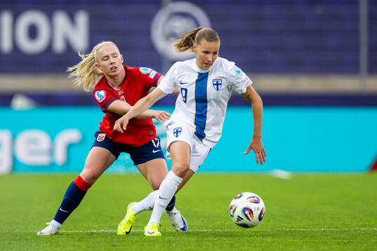 Thea Bjelde of Norway and Katariina Kosola of Finland