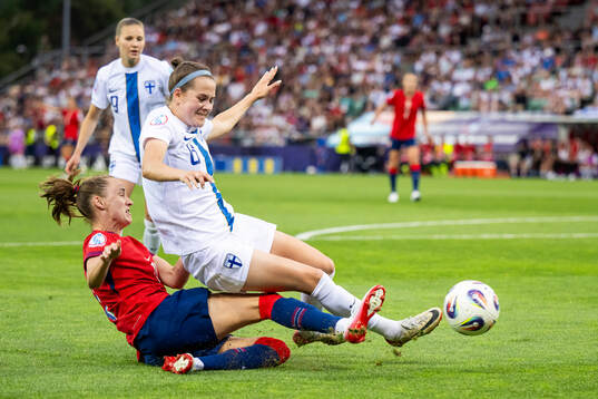 Caroline Graham Hansen of Norway and Joanna Tynnilä of