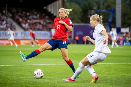 Lisa Naalsund of Norway and Eva Nyström of Finland