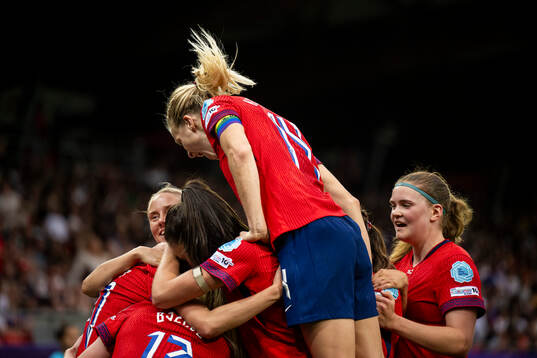 Caroline Graham Hansen of Norway celebrate with teammates