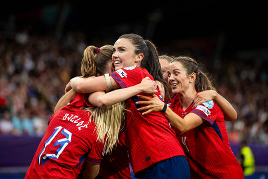 Caroline Graham Hansen of Norway celebrate with teammates