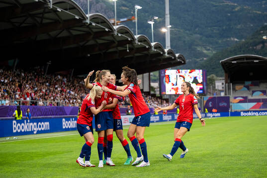 Caroline Graham Hansen of Norway celebrate with teammates