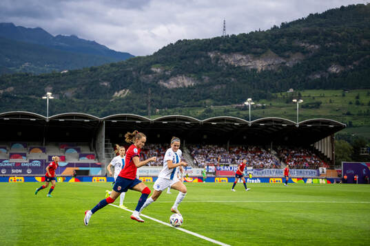 Caroline Graham Hansen of Norway and Joanna Tynnilä of