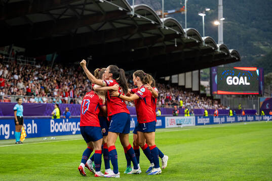 Caroline Graham Hansen of Norway celebrate with teammates