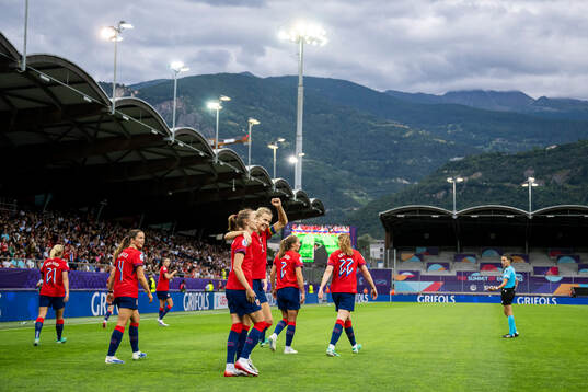Caroline Graham Hansen of Norway celebrate with teammates