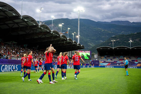 Caroline Graham Hansen of Norway celebrate with teammates