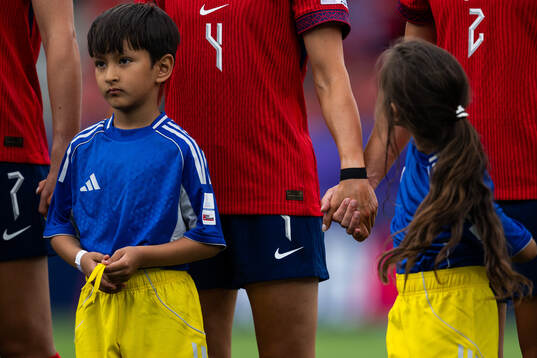 Players of Norway hold hand