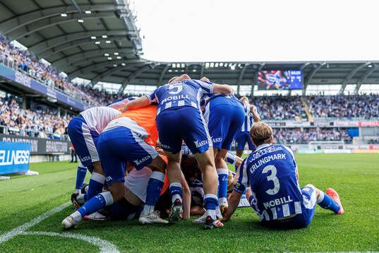 IFK Göteborgs Max Fenger jublar med lagkamrater