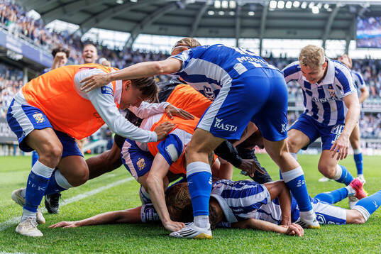 IFK Göteborgs Max Fenger jublar med lagkamrater