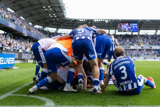 IFK Göteborgs Max Fenger jublar med lagkamrater