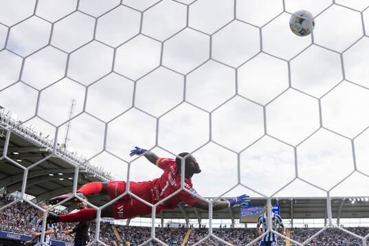 IFK Göteborgs Max Fenger skjuter 2-1 på Sirius målvakt