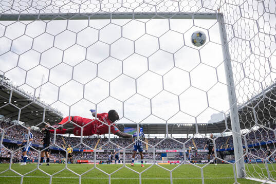 IFK Göteborgs Max Fenger skjuter 2-1 på Sirius målvakt