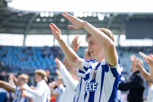 IFK Göteborgs Felix Eriksson tackar publiken